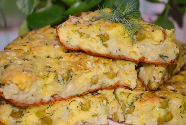 Капустная запеканка с сыром и зеленым горошком