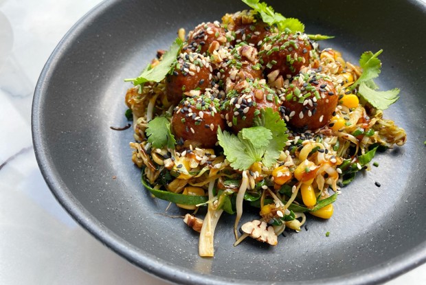 Капустная лапша с фалафелем