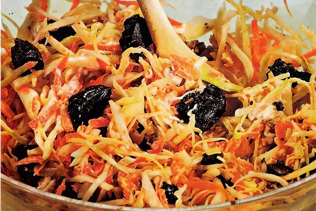 Капустный салат с черносливом и грецкими орехами
