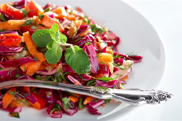 Капустный салат с орехами