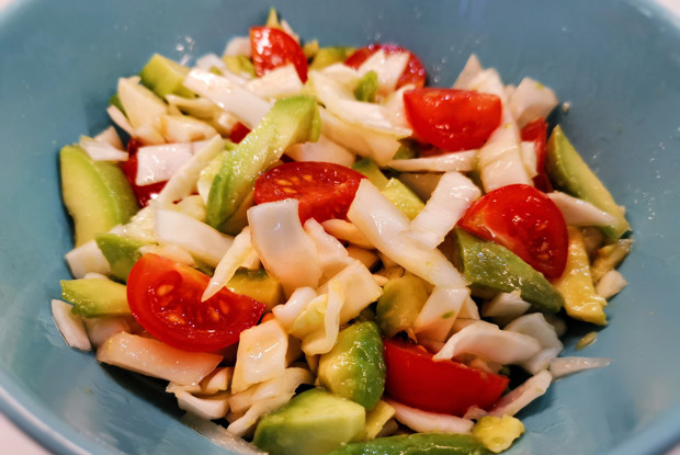 Капустный салат с помидорами и авокадо