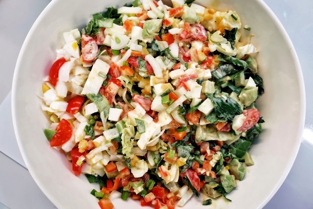 Капустный салат с яйцами и авокадо