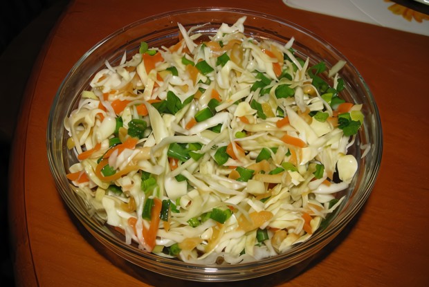 Капустный салат со сладким перцем и луком