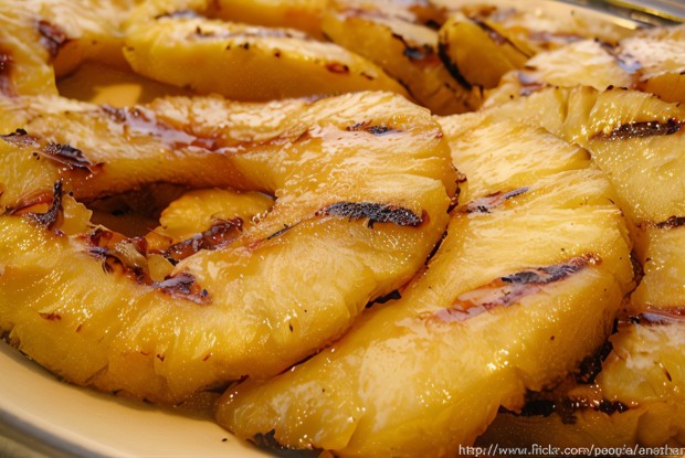 Карамелизованные ананасы на гриле