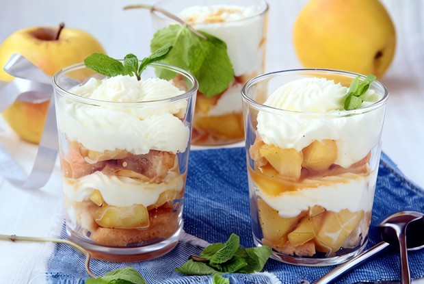 Карамелизованные яблоки со свежим розмарином