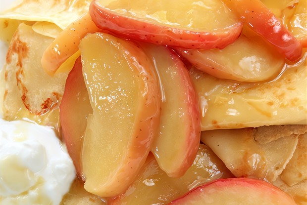 Карамелизованные яблоки в сливочном соусе