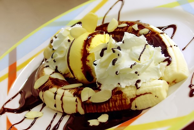 Карамелизованный банановый сплит с горячим шоколадным соусом