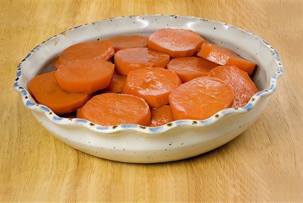 Карамелизованный сладкий картофель с патокой и черным кунжутом