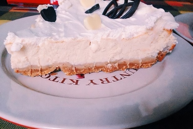 Карамельный чизкейк со сливочным топпингом