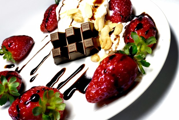 Карамельное мороженое с кусочками шоколада и спелой клубники