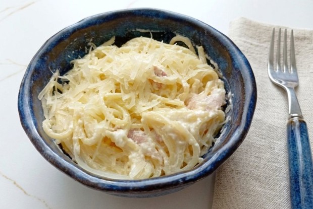 Паста карбонара с беконом и пармезаном