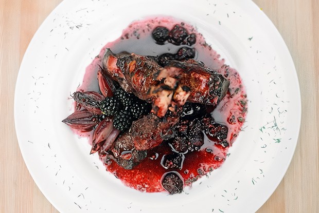 Каре ягненка с дору и ежевикой