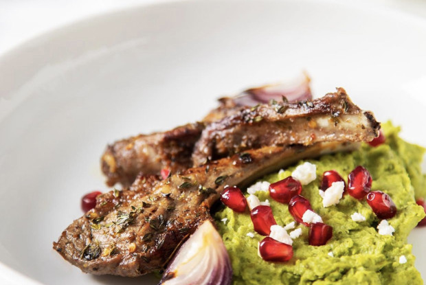 Каре ягненка в цитрусовом маринаде с пюре из зеленого горошка