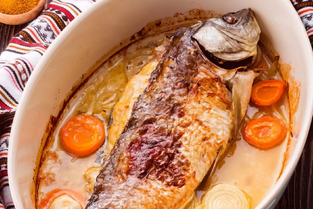 Карп, фаршированный целиком