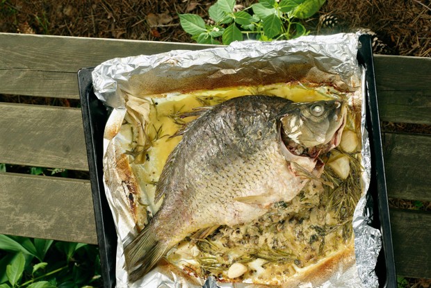 Карп с грибами, тархуном и соусом из розмарина