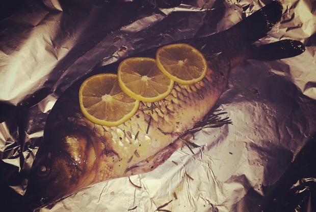 Карп с розмарином на углях