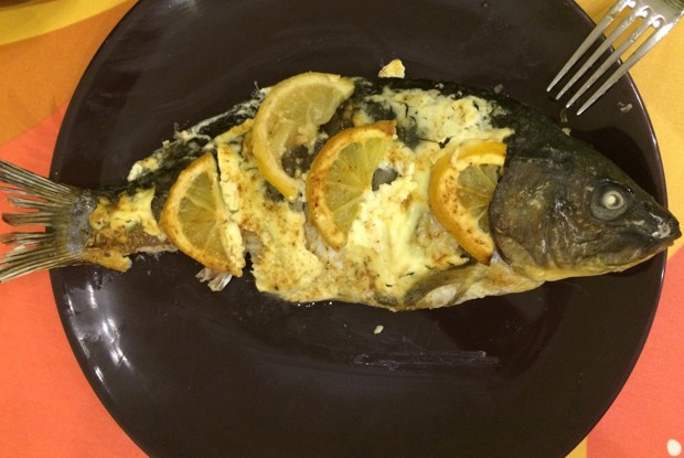 Карп со сметаной, лимоном и имбирем