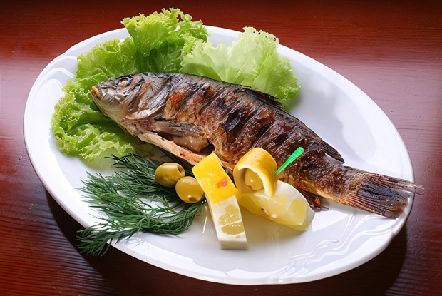 Карп, запеченый с имбирем и сметаной