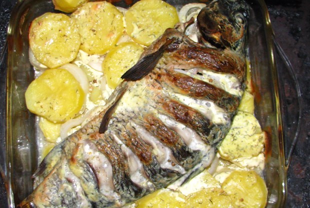Карп, запеченный в сметане с лимоном