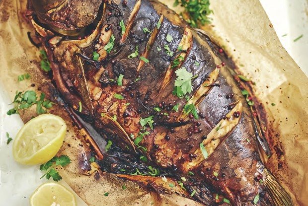 Карп, запеченный в азиатском маринаде