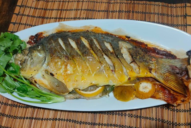 Карп, запеченный в духовке