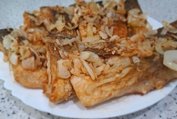 Карп жаренный на сковороде с луком