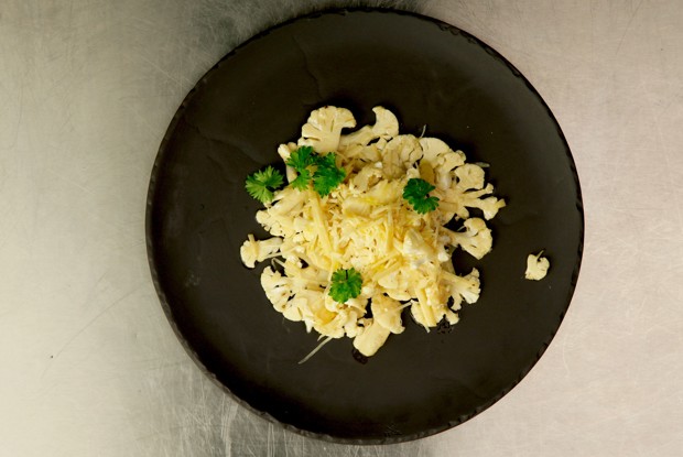 Карпаччо из цветной капусты с соусом пондзу и пармезаном