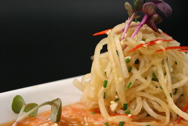 Карпаччо из филе лосося в имбирном маринаде с лапшой из дайкона