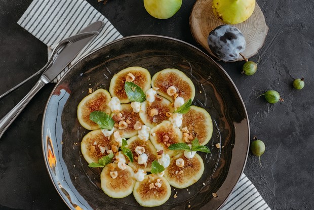 Карпаччо из инжира с маскарпоне и фундуком