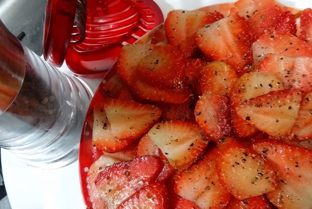 Карпаччо из клубники, лососины, грибов и копченого сыра скаморца