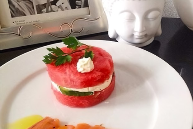 Карпаччо из лосося с арбузом и авокадо