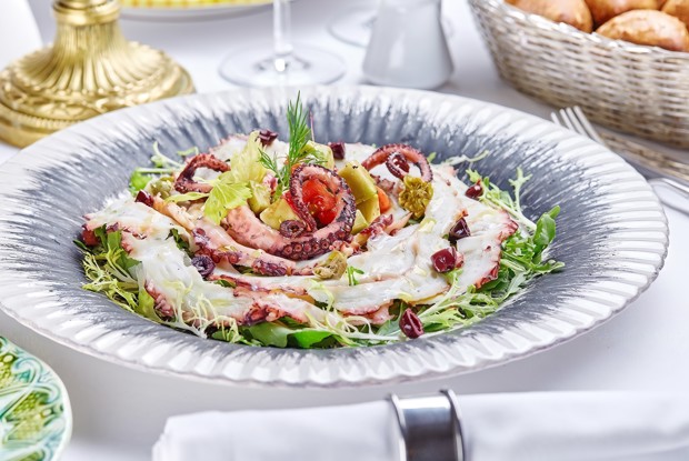 Карпаччо из осьминога с поке из авокадо и томатов