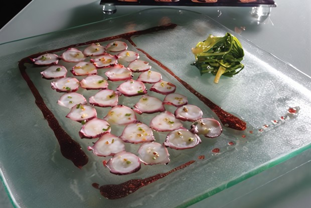 Карпаччо из осьминога в винном соусе, с салатом из рукколы