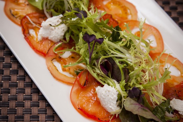 Карпаччо из томатов с мятным миксом и рикотта
