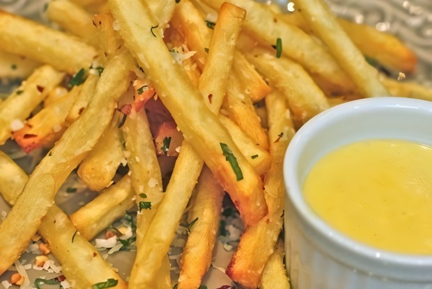 Картофель фри с чесноком и красным перцем