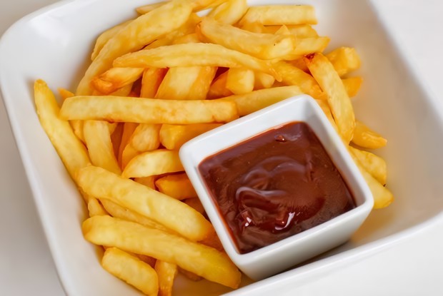 Картофель фри в чесночно-томатном соусе