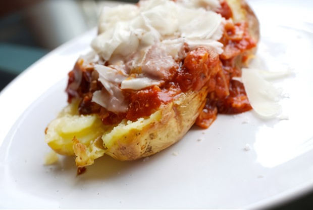 Картофель печеный в мундире, с соусом