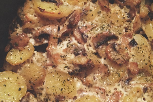 Картофель с грибами в сливках и зеленью