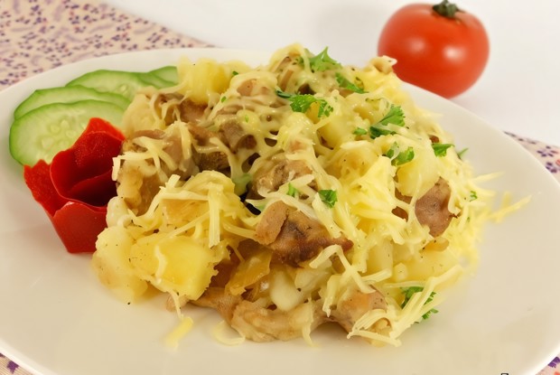 Картофель с индюшиным мясом и сыром