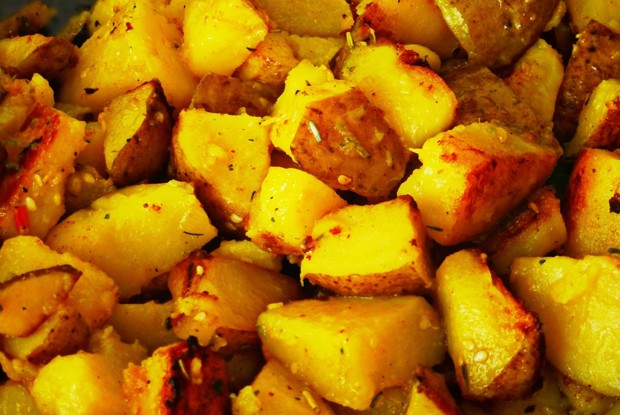 Картофель с розмарином и чесноком