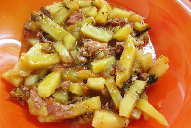 Картофель с тушенкой