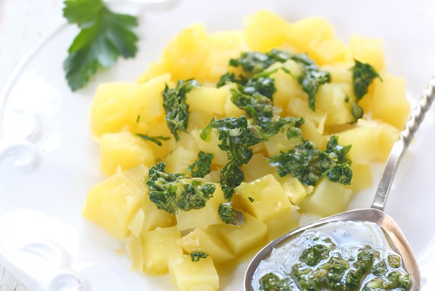 Картофель с зеленой сальсой