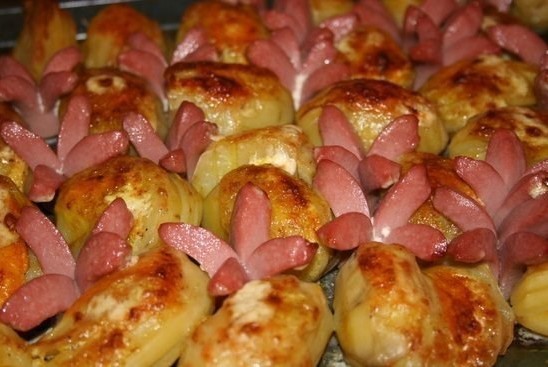 Картофель запеченный с сосисками