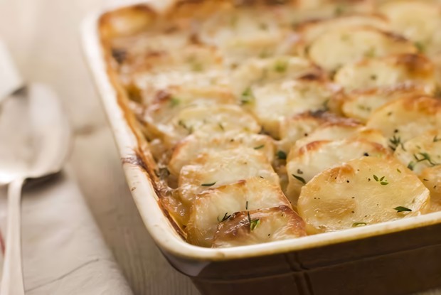 Картофель, запеченный с яйцами, сыром и молоком