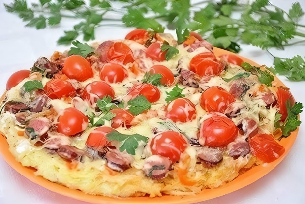 Картофельная пицца с колбасками