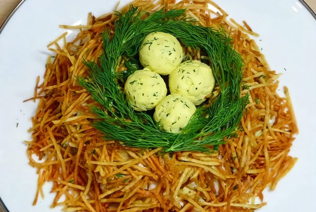 Картофельная закуска с курицей и яйцами