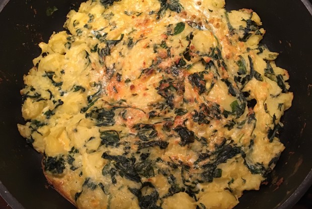 Картофельная запеканка с чесноком и шпинатом