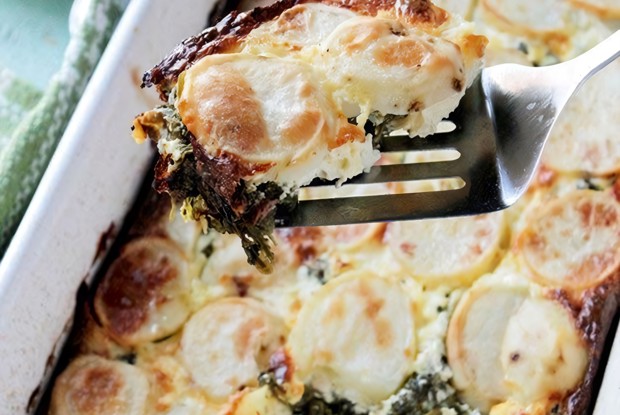 Картофельная запеканка с фетой и шпинатом