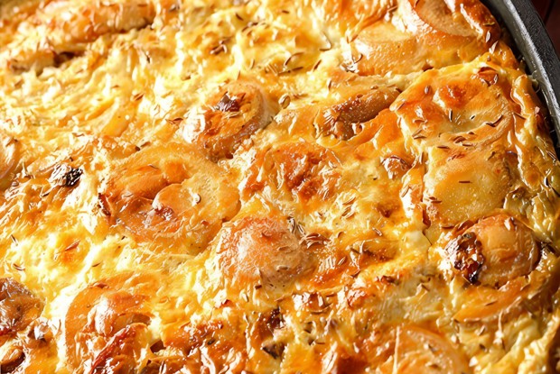 Картофельная запеканка с соленым огурцом