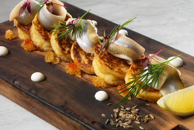 Картофельные блинчики с маринованной корюшкой